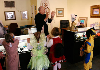 photo of E.J. Gold demonstrating his Houdini escape routine for children and parents