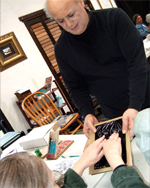 Photo of E.J. Gold demonstrating Blind Can Draw techniques at art class